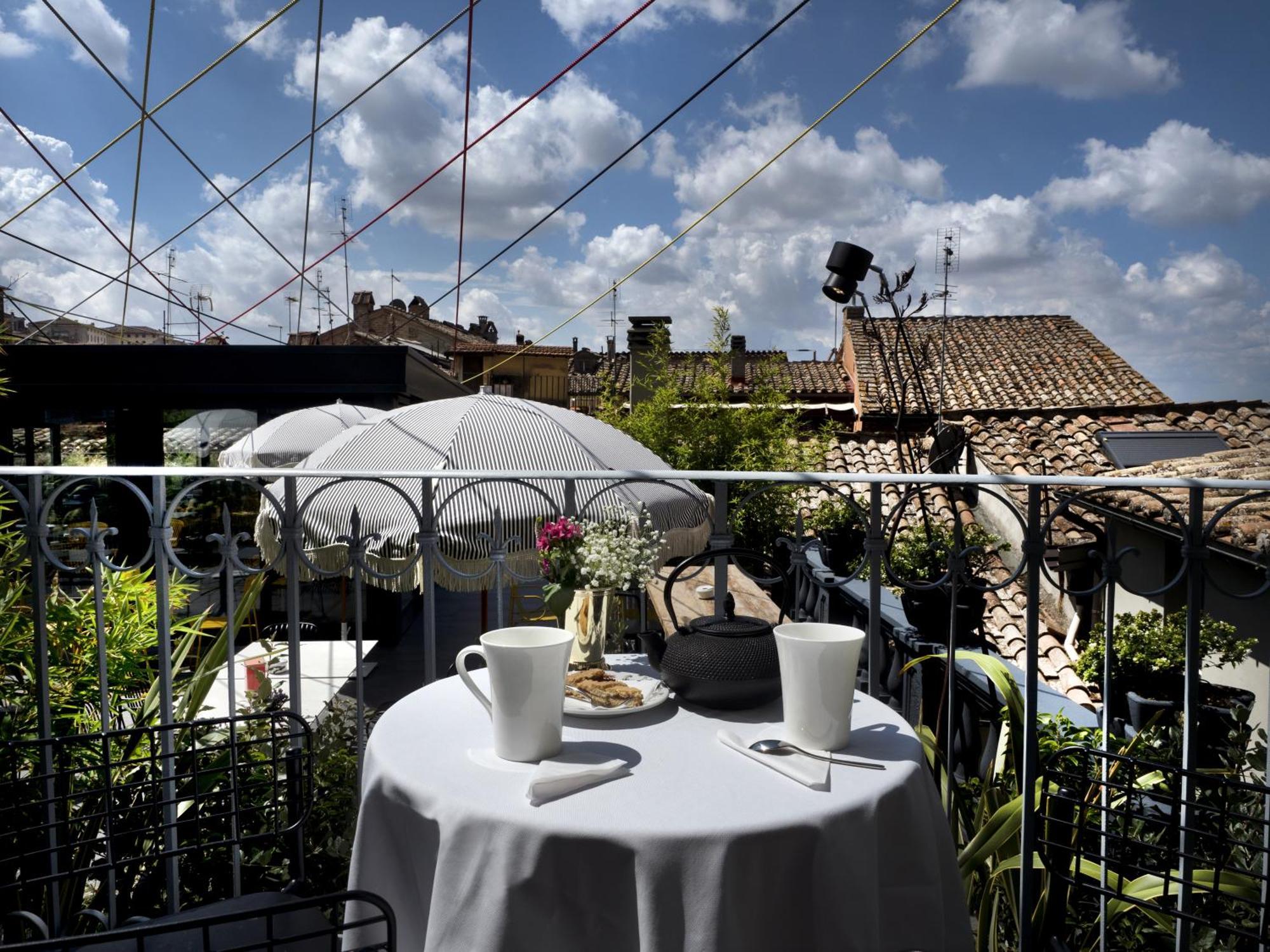 Hotel Priori Secret Garden Перуджа Экстерьер фото